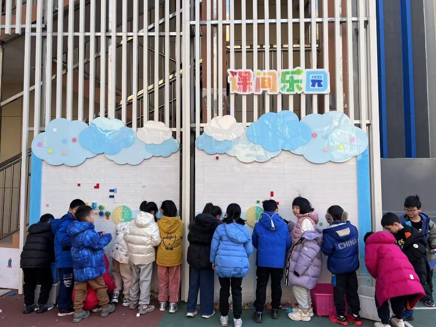 學(xué)生們?cè)谡n間樂(lè)園玩拼圖。人民網(wǎng) 白炅攝