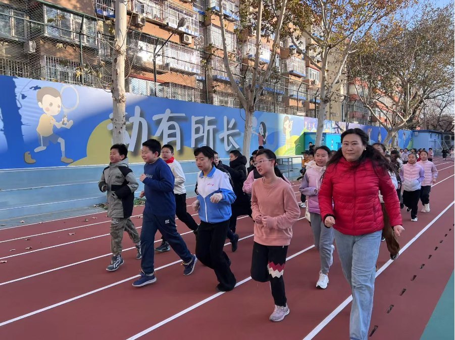 學(xué)生們?cè)诎嘀魅闻阃屡懿?。人民網(wǎng) 白炅攝