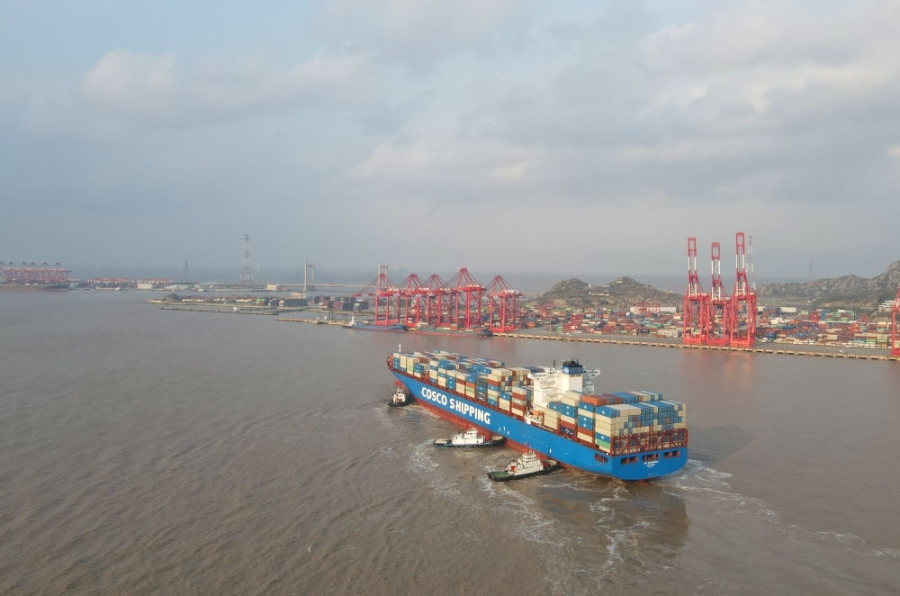 “新上海”輪抵達(dá)洋山港，這是自秘魯錢凱港開港后首個(gè)“錢凱—上?！闭胶酱危?024年12月18日攝，無人機(jī)照片）。新華社記者 方喆 攝