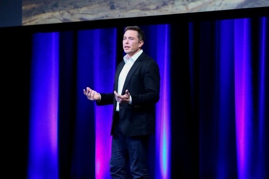  2017年9月29日，在澳大利亞阿德萊德，美國企業(yè)家埃隆·馬斯克在第68屆國際宇航大會閉幕式前做主旨演講。新華社發(fā)（閆寒攝）