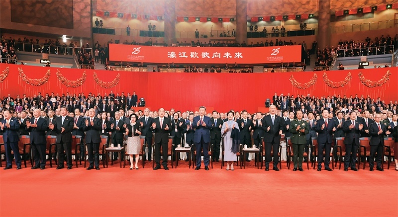 2024年12月19日晚，慶祝澳門(mén)回歸祖國(guó)25周年文藝晚會(huì)在澳門(mén)東亞運(yùn)動(dòng)會(huì)體育館舉行。中共中央總書(shū)記、國(guó)家主席、中央軍委主席習(xí)近平觀(guān)看演出。晚會(huì)最后，習(xí)近平同全場(chǎng)觀(guān)眾一起高唱《歌唱祖國(guó)》。 新華社記者 丁林/攝