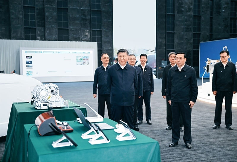 2024年10月17日至18日，中共中央總書(shū)記、國(guó)家主席、中央軍委主席習(xí)近平在安徽考察。這是17日下午，習(xí)近平在合肥濱湖科學(xué)城察看安徽省重大科技創(chuàng)新成果集中展示。 新華社記者 謝環(huán)馳/攝