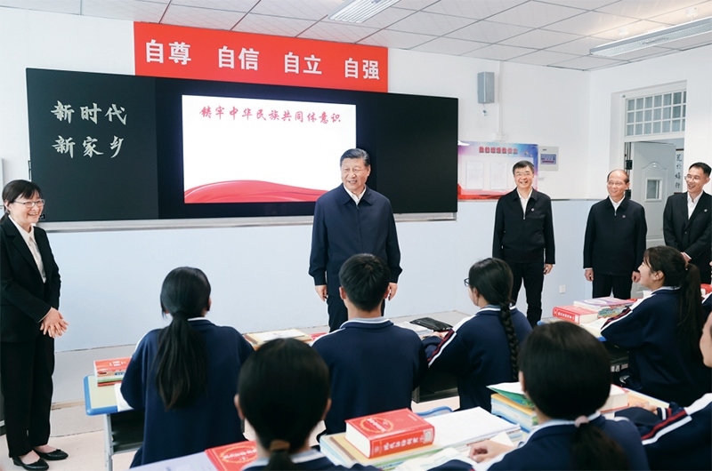 2024年6月18日至19日，中共中央總書(shū)記、國(guó)家主席、中央軍委主席習(xí)近平在青海考察。這是18日下午，習(xí)近平在果洛西寧民族中學(xué)高一（1）班觀(guān)摩“新時(shí)代、新家鄉(xiāng)”主題思政課。 新華社記者 鞠鵬/攝