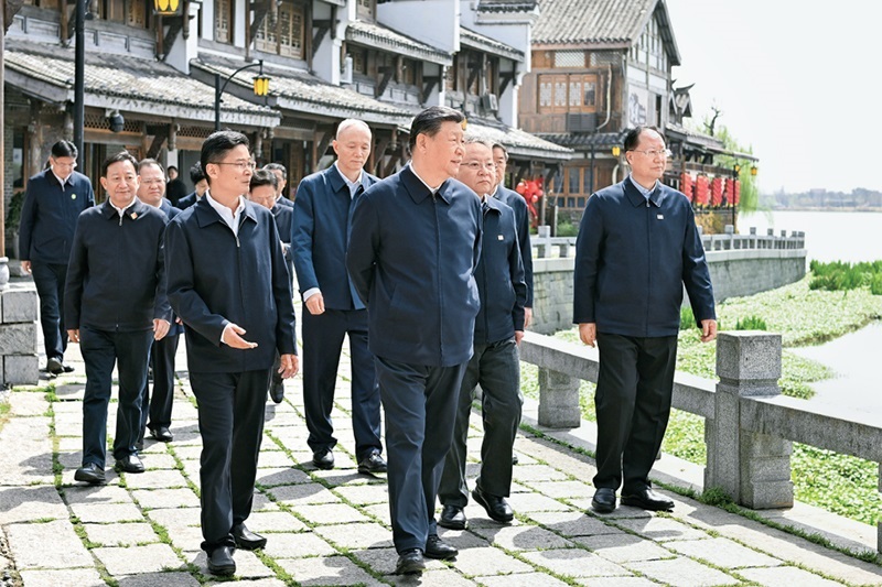 2024年3月18日至21日，中共中央總書(shū)記、國(guó)家主席、中央軍委主席習(xí)近平在湖南考察。這是19日上午，習(xí)近平在常德河街考察。 新華社記者 謝環(huán)馳/攝