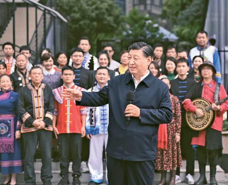 2023年12月14日至15日，中共中央總書(shū)記、國(guó)家主席、中央軍委主席習(xí)近平在廣西考察。這是14日上午，習(xí)近平在南寧市良慶區(qū)蟠龍社區(qū)考察時(shí)，同社區(qū)各族群眾親切交流。 新華社記者 燕雁/攝