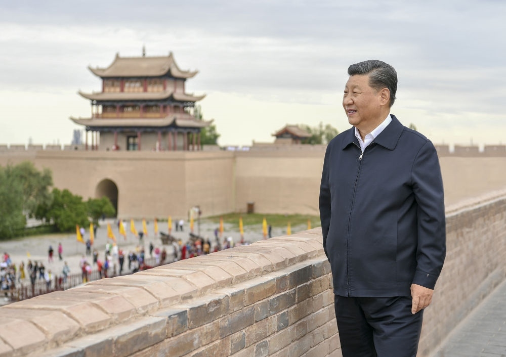 2019年8月20日上午，習(xí)近平總書記來到嘉峪關(guān)關(guān)城，登上城樓察看關(guān)城整體面貌，聽取河西走廊長城、關(guān)隘歷史文化情況介紹。新華社記者 謝環(huán)馳 攝