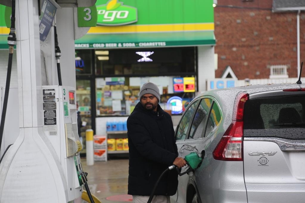 2024年12月11日，一名男子在美國紐約一處加油站加油。新華社記者劉亞南 攝