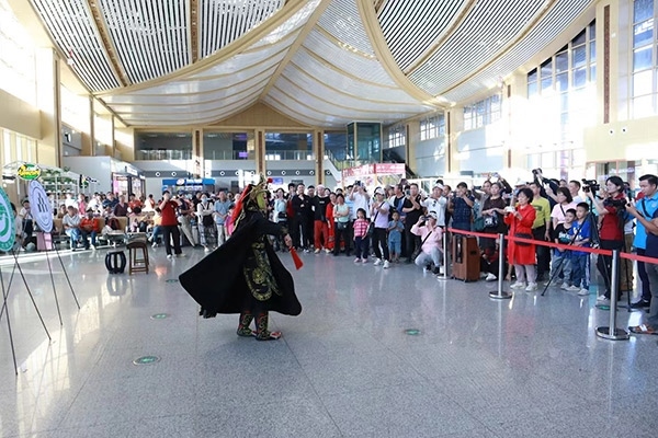 演員在中老鐵路瑯勃拉邦車站表演節(jié)目。蓬屏攝