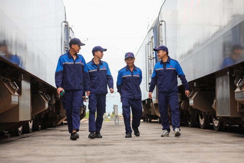 2024年9月9日，來自中國、老撾的師徒4人在中老鐵路萬象運營管理中心的機車檢修庫內。新華社發(fā)（楊永全攝）