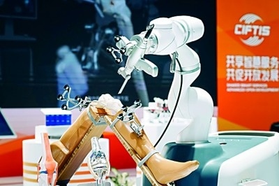 2024年中國國際服務(wù)貿(mào)易交易會上展出的人工智能骨科手術(shù)機器人。新華社發(fā)