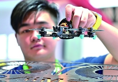 在首屆晉江科技成果轉(zhuǎn)化對(duì)接洽談會(huì)智能裝備展位，工作人員在展示無人機(jī)研究成果。新華社發(fā)