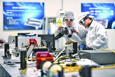 科研人員在中國(guó)科學(xué)院西安光學(xué)精密機(jī)械研究所阿秒科學(xué)與技術(shù)研究中心做實(shí)驗(yàn)。新華社發(fā)