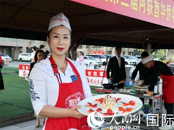 一名參賽選手展示冷盤“荷塘月色”。人民網(wǎng)記者 管克江攝