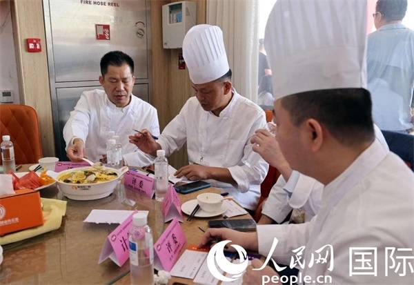 評(píng)委正在品嘗菜品并打分。人民網(wǎng)記者 管克江攝