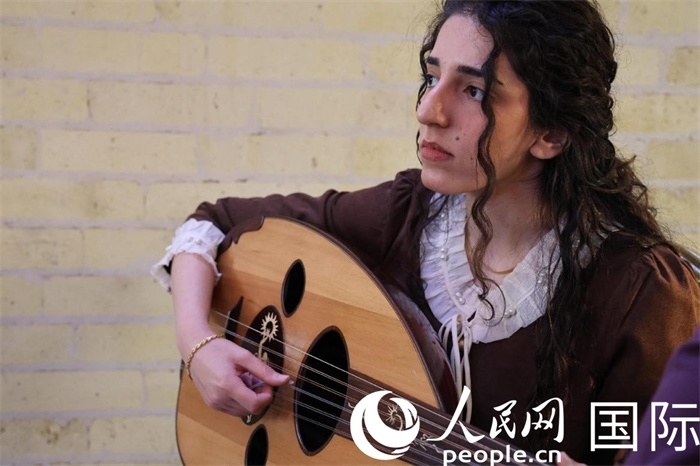 烏德琴女學(xué)員邁希恩。人民網(wǎng) 伊納斯·易卜拉欣攝