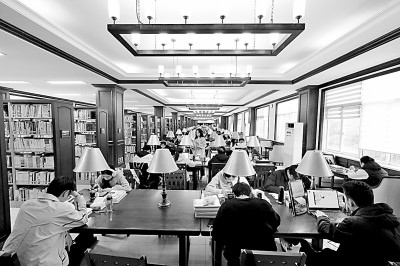 重慶大學(xué)圖書館，大學(xué)生們正在讀書學(xué)習(xí)。孫凱芳攝/光明圖片