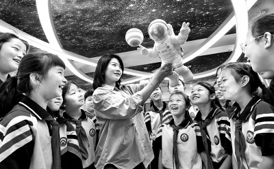 河北省邯鄲市邯山區(qū)實驗小學(xué)老師向?qū)W生們介紹航空航天知識。郝群英攝/光明圖片