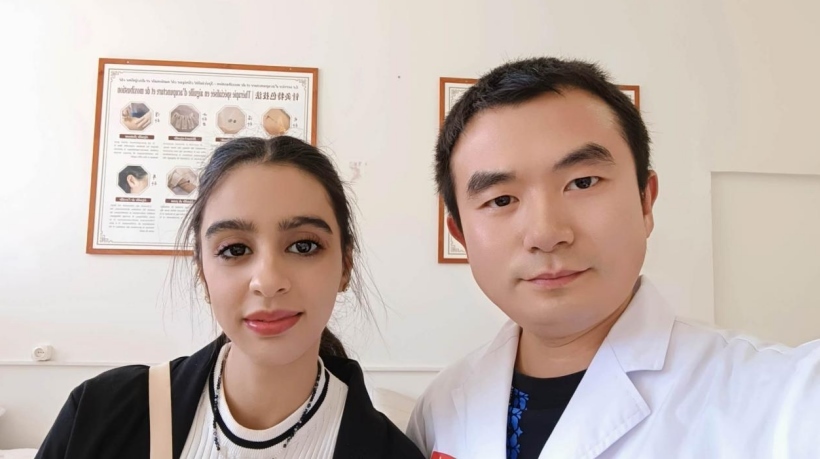 康復(fù)后的阿斯瑪與中國醫(yī)生梁敏。中國援阿爾及利亞醫(yī)療隊供圖