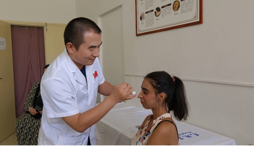 中國醫(yī)生為患者針灸治療。中國援阿爾及利亞醫(yī)療隊供圖