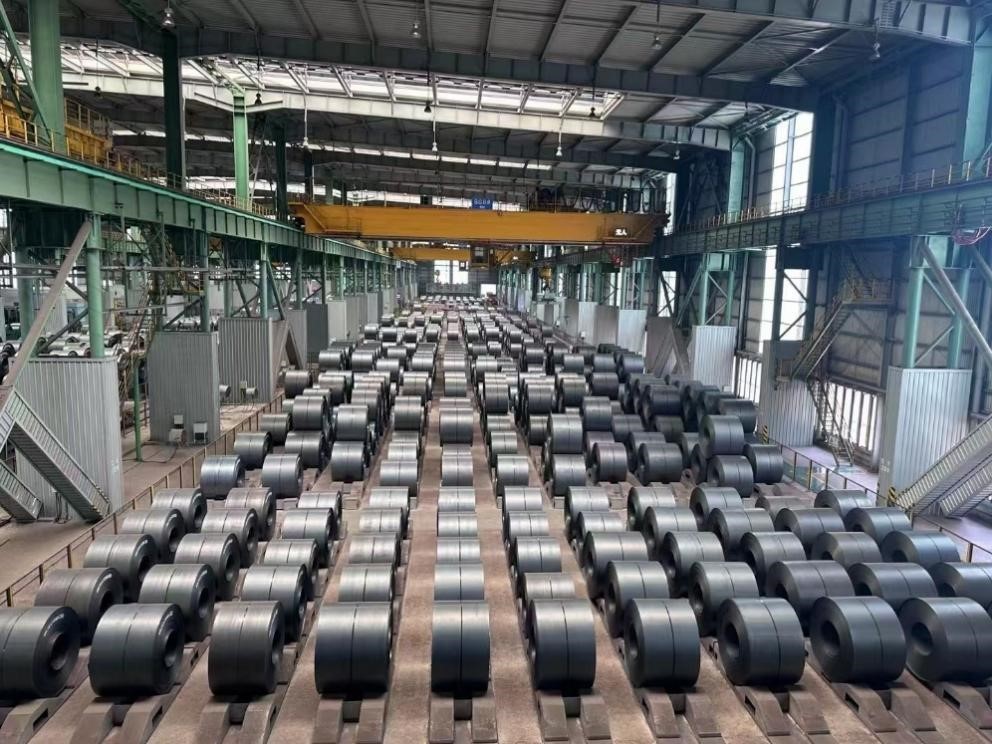 某鋼鐵工廠的自動(dòng)生產(chǎn)線。人民網(wǎng)記者 王紹紹攝