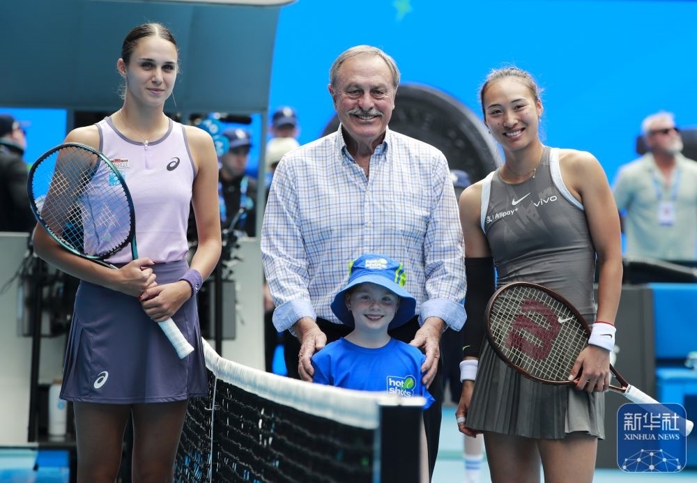 ↑鄭欽文（右）、托多尼（左）在比賽前與澳大利亞網(wǎng)球名將約翰·紐康姆合影。新華社記者 馬平 攝