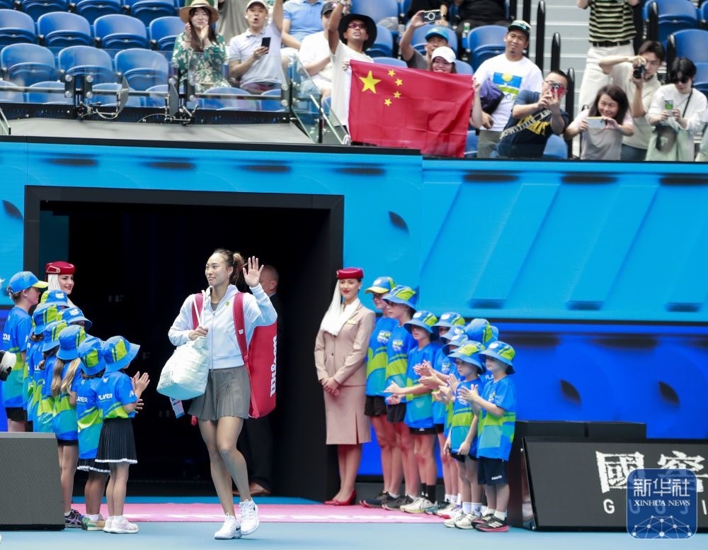 ↑鄭欽文在比賽前入場(chǎng)。新華社記者 馬平 攝