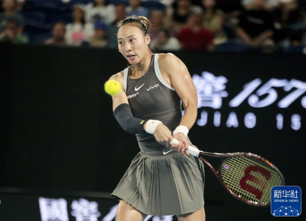 ↑鄭欽文在比賽中回球。新華社記者 馬平 攝