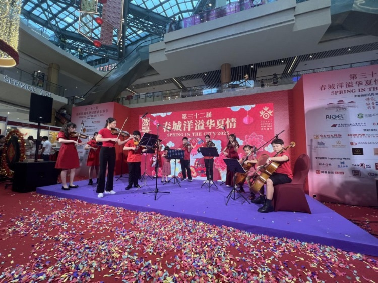 來(lái)自中國(guó)和新加坡的藝術(shù)團(tuán)體聯(lián)袂表演了歌舞、器樂(lè)、武術(shù)、雜技等多種形式的文藝節(jié)目?；顒?dòng)主辦方供圖