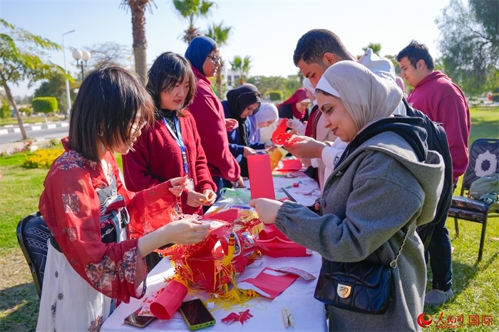 學(xué)生們踴躍參與中國文化體驗活動。人民網(wǎng) 塔里克·易卜拉欣攝