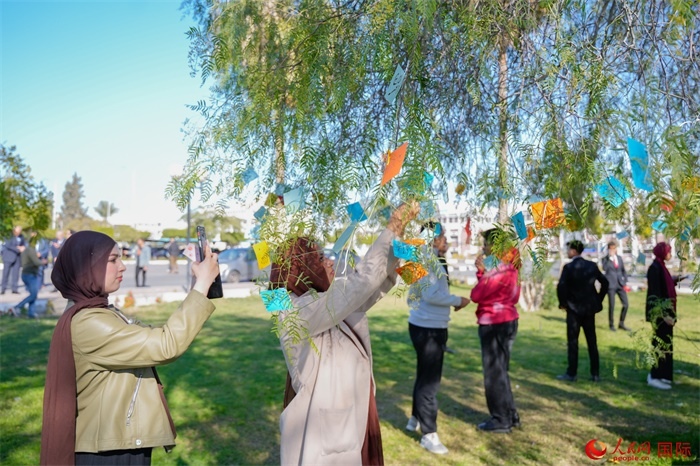 學(xué)生們踴躍參與中國文化體驗活動。人民網(wǎng) 塔里克·易卜拉欣攝