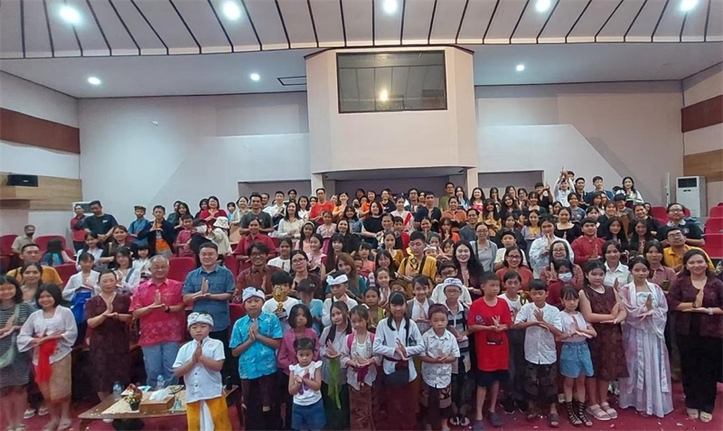 出席活動的師生與嘉賓合影。巴陵康孔子學院供圖