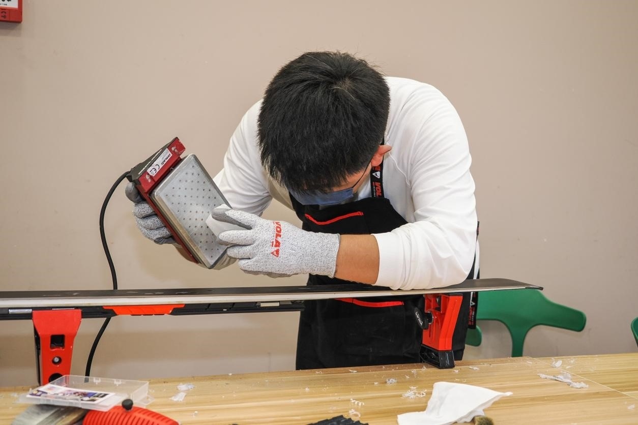 米嘉軒正在給雪板打蠟。受訪者供圖