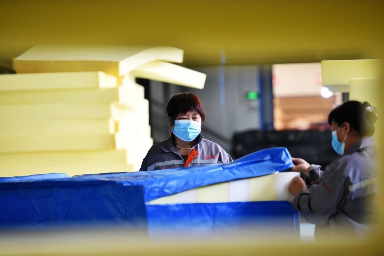 定州市某公司生產的短道速滑防護墊、速度滑冰防護墊、雪上防護墊等產品。白永民攝