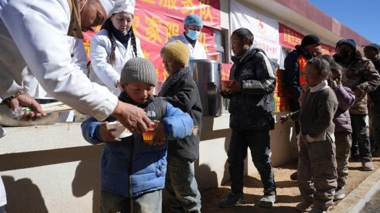 1月14日，廚師們正在給前來用餐的小朋友們打飯。新華社記者 邱星翔 攝