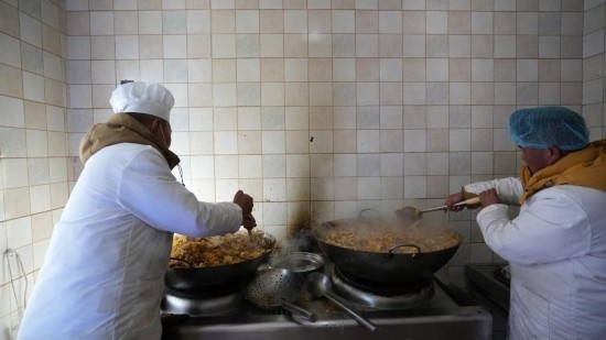 1月14日，服務隊的兩名廚師正在為村民們做午飯。新華社記者 邱星翔 攝