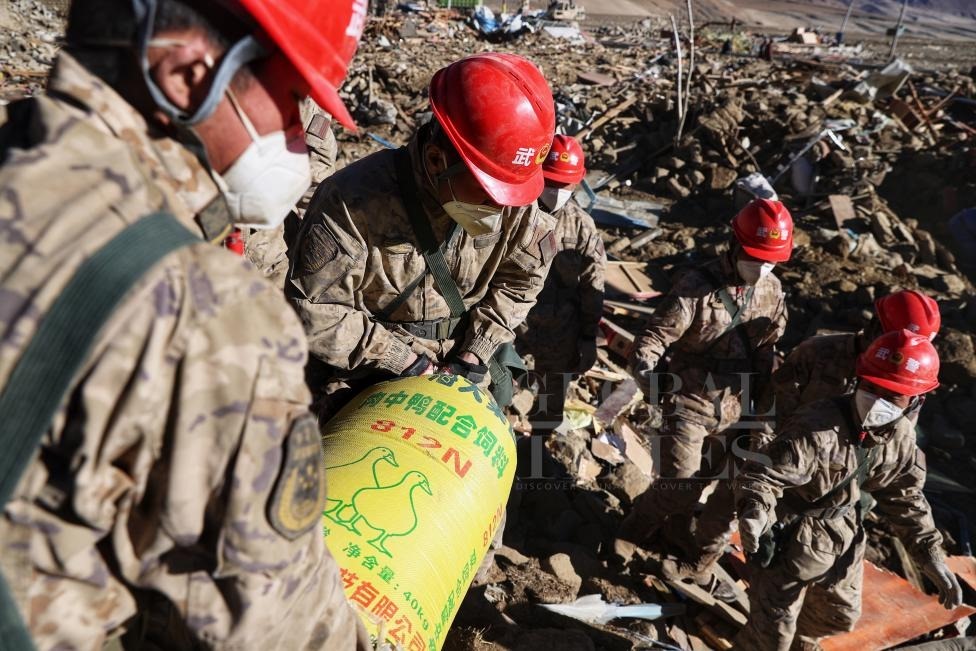 1月10日，定日縣長所鄉(xiāng)古榮村，武警官兵幫助受災(zāi)群眾整理廢墟，搶救被掩埋的物資。環(huán)球時報記者崔萌攝