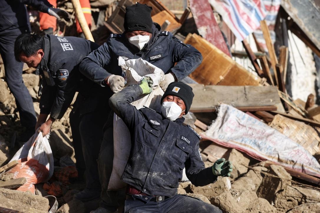 1月9日，定日縣長所鄉(xiāng)古榮村，日喀則市公安局民警協(xié)助受災(zāi)群眾清理廢墟。 環(huán)球時報記者 崔萌攝