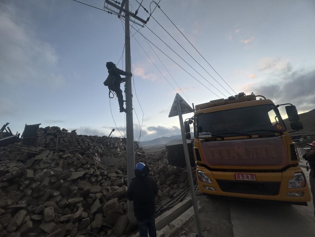 1月10日，定日縣長所鄉(xiāng)，國家電網(wǎng)西藏電力員工正在搶修災(zāi)區(qū)受損線路。人民日報記者宋豪新攝