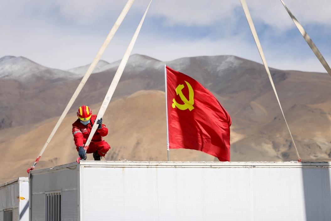 1月13日，定日縣長所鄉(xiāng)嘎布村安置點，中國安能三局成都基地支援震區(qū)的黨員突擊隊隊員在搭建活動板房。人民日報記者張武軍攝