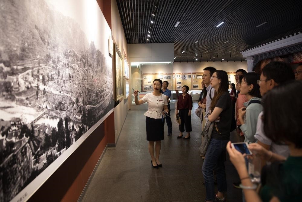 △參觀者在遵義會(huì)議紀(jì)念館聽(tīng)取介紹。