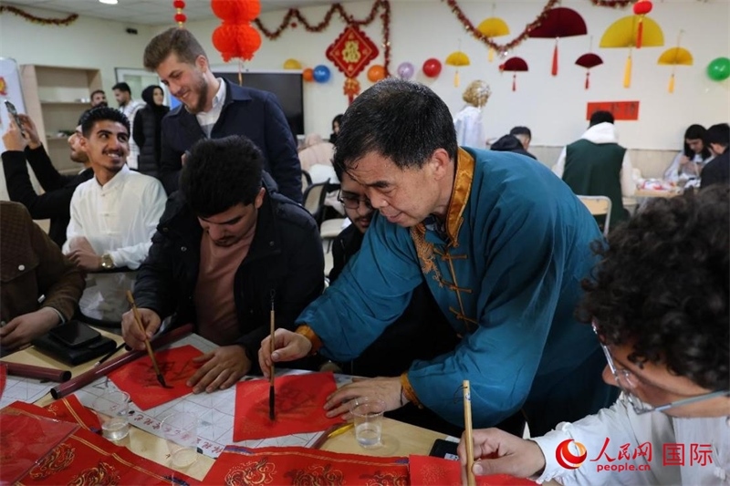 寫(xiě)福字。人民網(wǎng)伊納斯·易卜拉欣攝