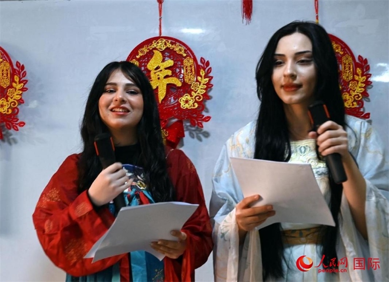 活動(dòng)由中文系學(xué)生主持。人民網(wǎng)伊納斯·易卜拉欣攝