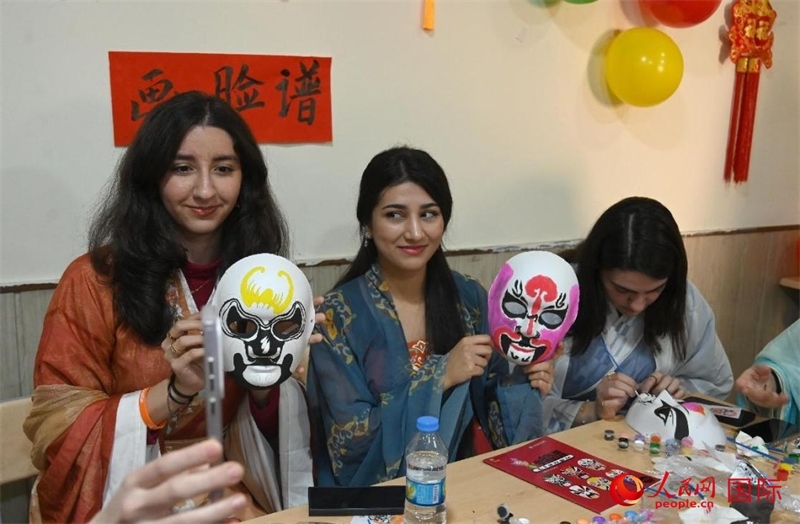 畫(huà)臉譜。人民網(wǎng)伊納斯·易卜拉欣攝