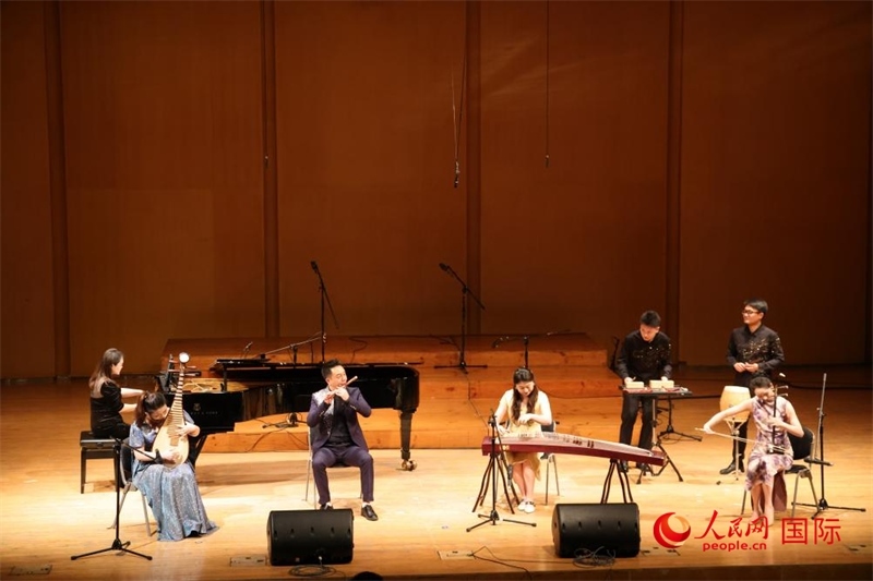 來自云南藝術(shù)學院的音樂家在演奏《金蛇狂舞》。人民網(wǎng)記者 楊一攝