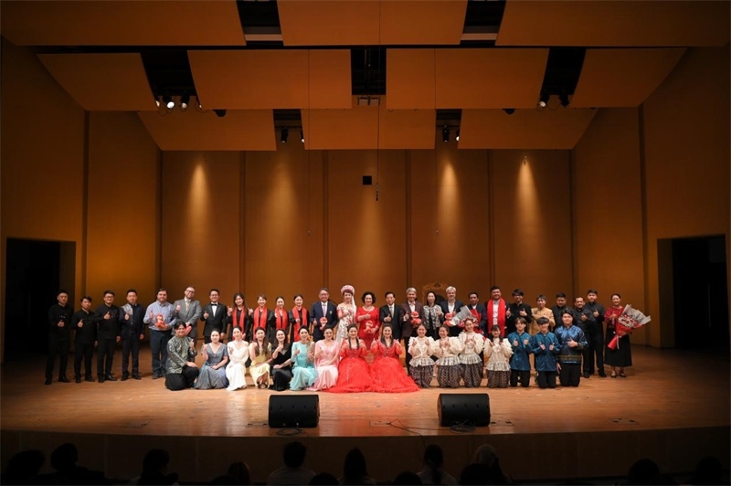 音樂會嘉賓與表演者集體合影?；顒又鬓k方供圖