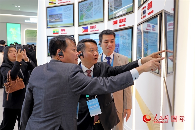 越南參會(huì)代表在南寧國(guó)際會(huì)展中心參觀。人民網(wǎng)記者 趙益普攝