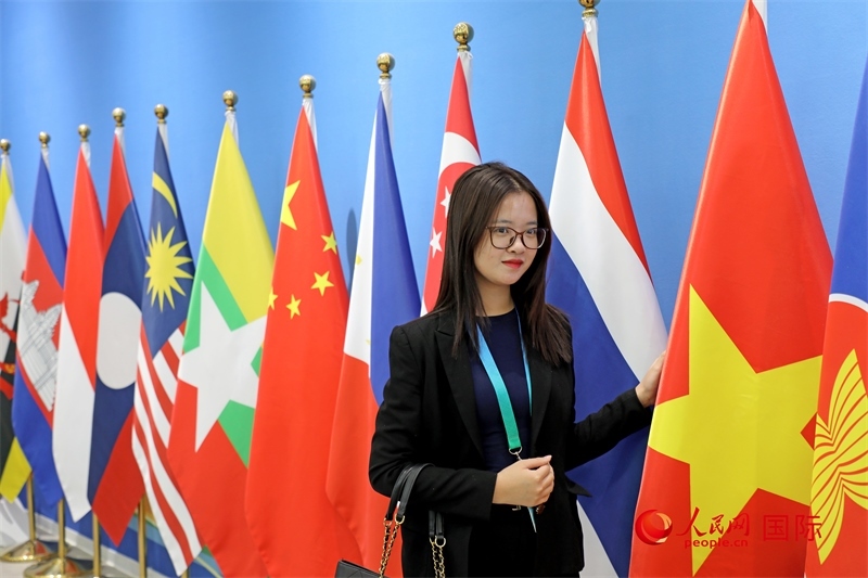 越南芒街市參會(huì)代表在南寧國(guó)際會(huì)展中心參觀。人民網(wǎng)記者 趙益普攝