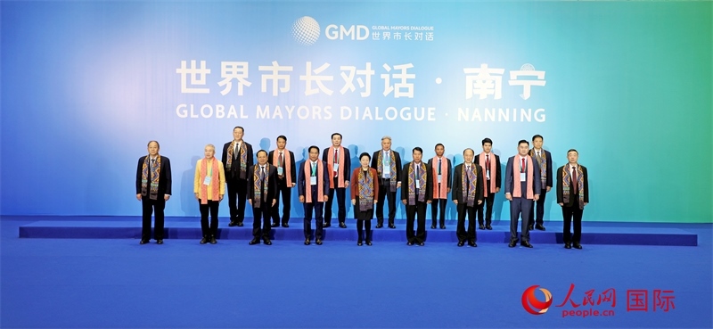 在南寧國(guó)際會(huì)展中心金桂花廳外，參加活動(dòng)的中國(guó)和東盟國(guó)家市長(zhǎng)合影留念。人民網(wǎng)記者 趙益普攝