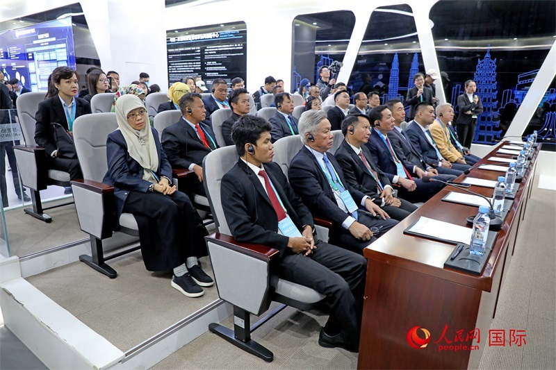 參加活動(dòng)的東盟國(guó)家市長(zhǎng)在中國(guó)—東盟新型智慧城市協(xié)同創(chuàng)新中心參觀調(diào)研。人民網(wǎng)記者 趙益普攝