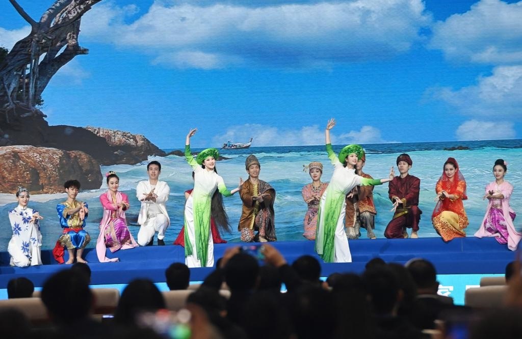 這是1月16日，在南寧國際會(huì)展中心，演員在“世界市長對(duì)話·南寧”活動(dòng)間隙表演節(jié)目。新華社記者 陸波岸 攝